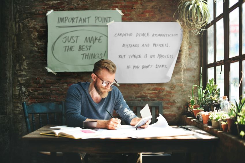 Man Schrijft een Gedicht Vanuit zijn Thuiswerkplek