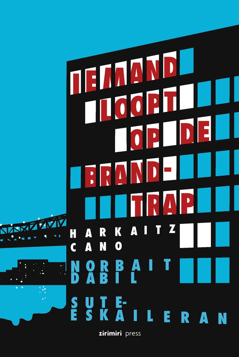 Iemand loopt op de brandtrap