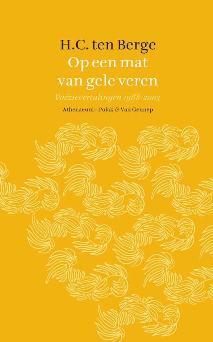 Op een mat van gele veren
