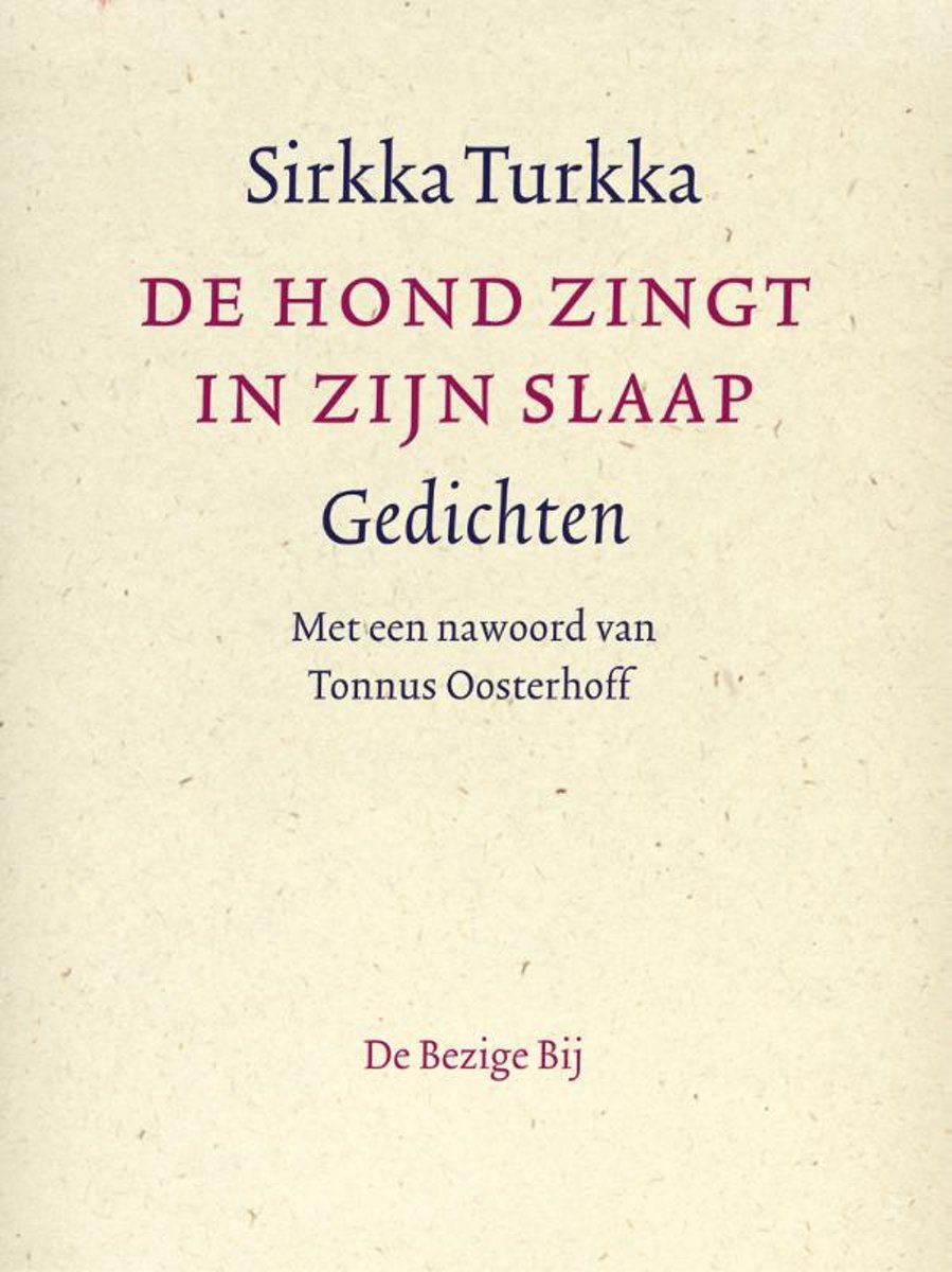 De hond zingt in zijn slaap